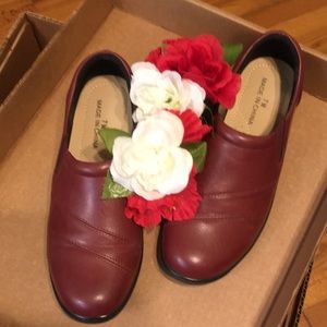 Soft rubber sole, with elastic stretch bands on either side of shoe.